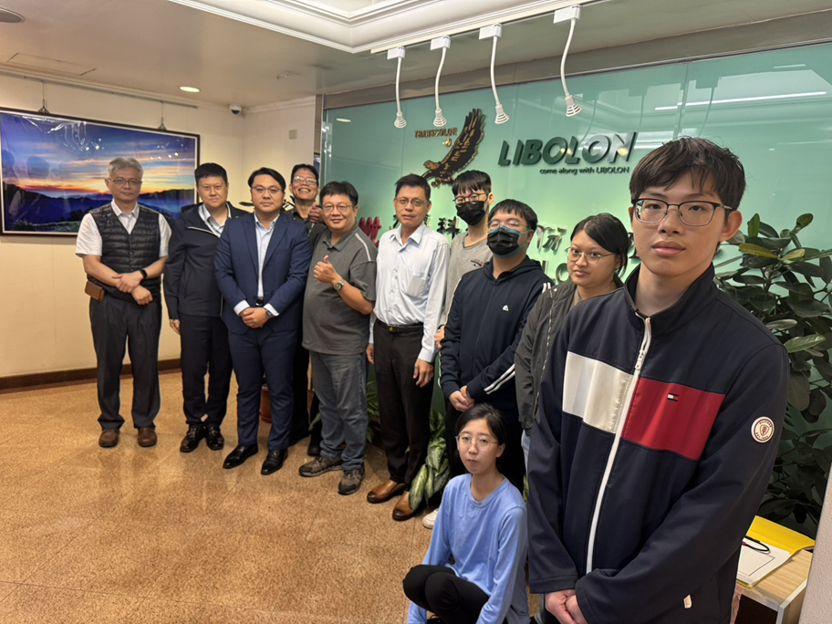 澎科大資管系師生與力麗科技團隊合影