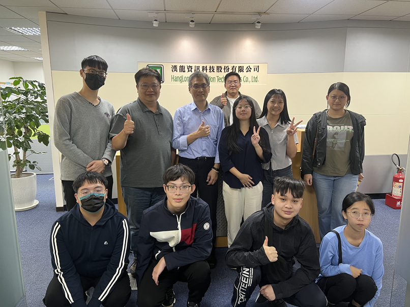 澎科大資管系師生與漢龍資訊及畢業系友大合照