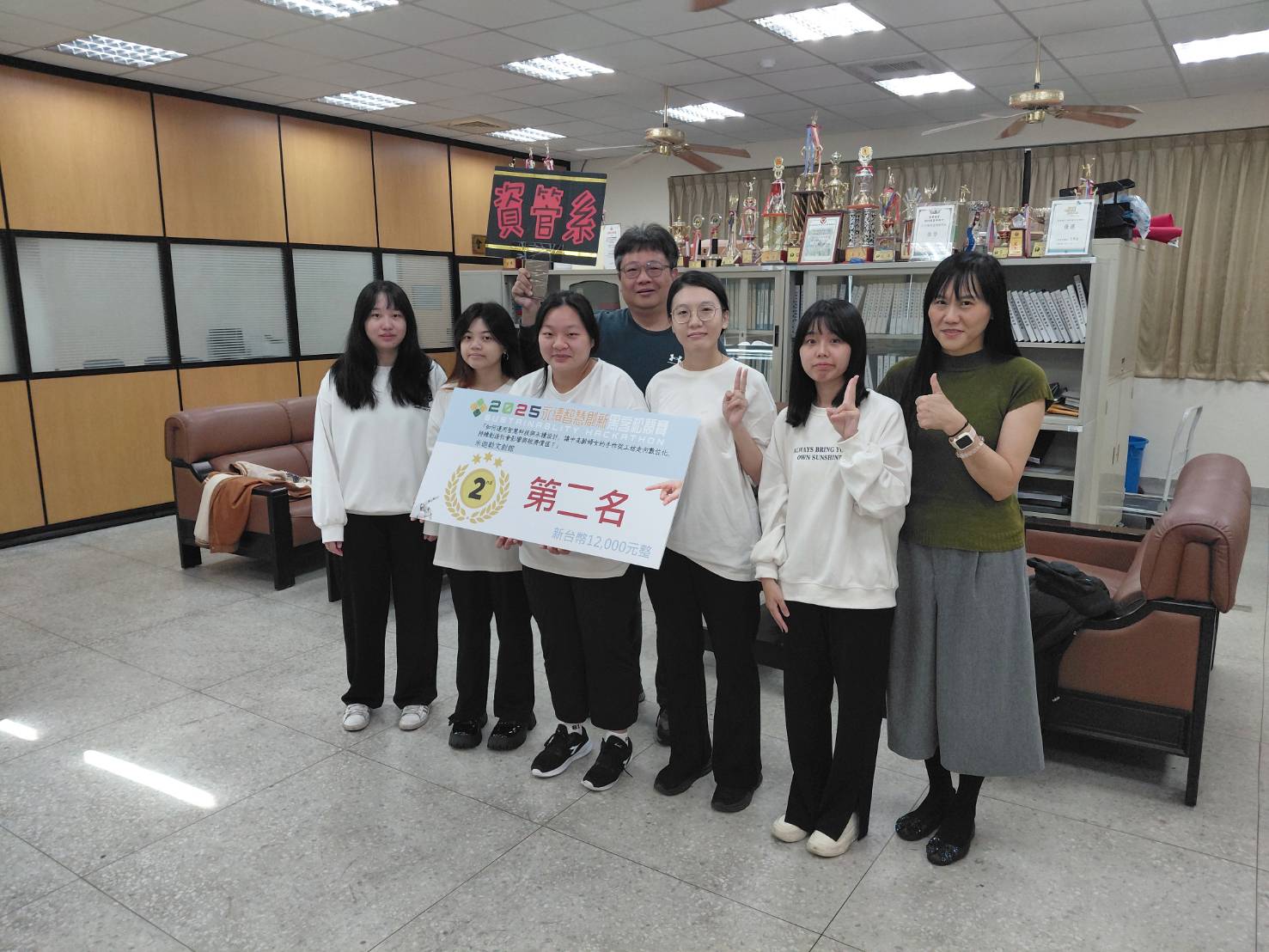 本系獲獎團隊師生合影