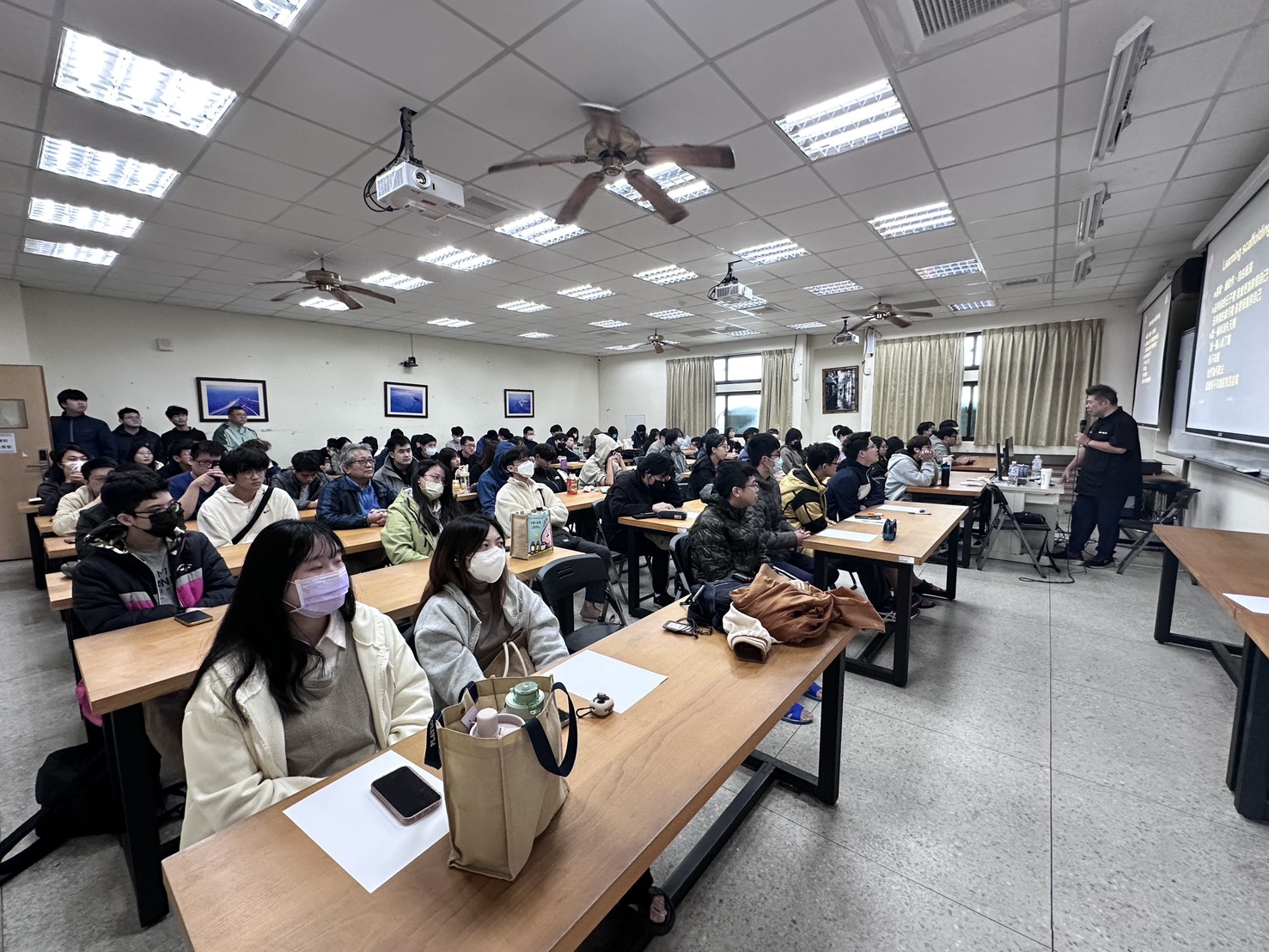 演講現場座無虛席